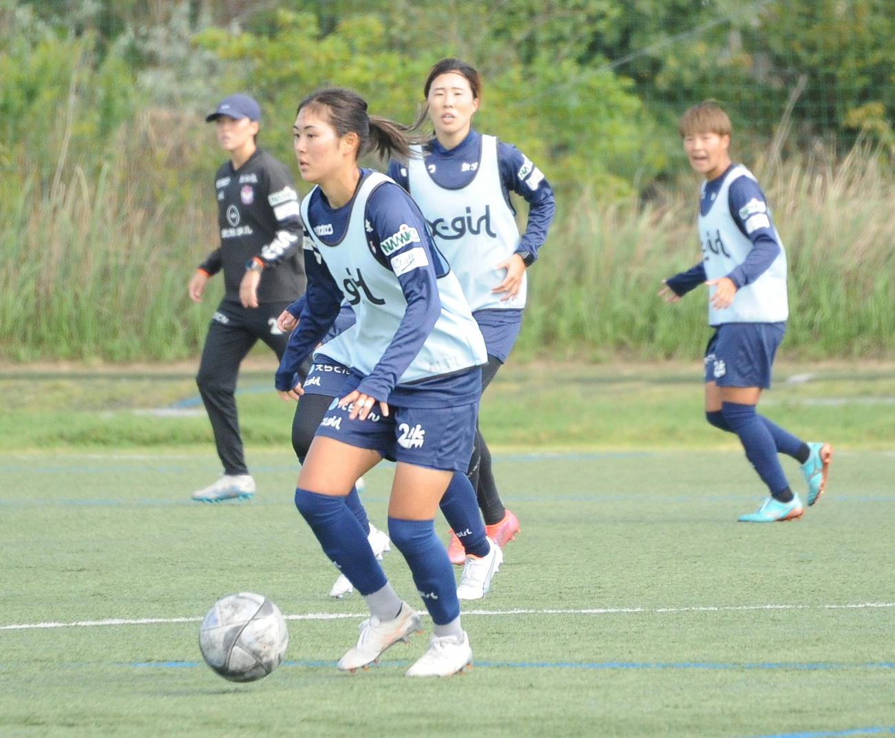 試合形式の練習で中盤からボールを運ぶ石田（左）