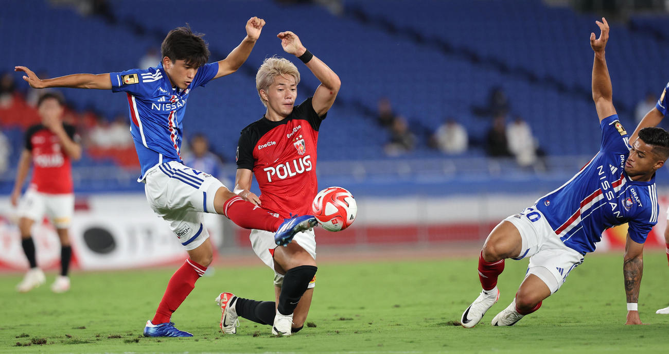 横浜対浦和　前半、競りあう左から横浜山根、浦和荻原、横浜ヤン・マテウス（撮影・野上伸悟）
