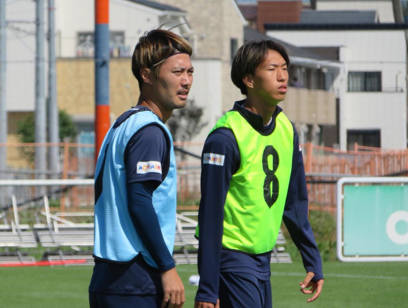 練習に臨む大宮MF大山啓輔（左）（撮影・佐藤成）