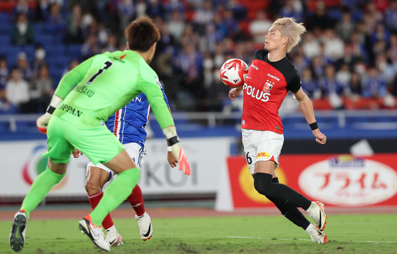 横浜対浦和　後半、浦和荻原がハンドの反則をとられ横浜にPKが与えられる（撮影・野上伸悟）