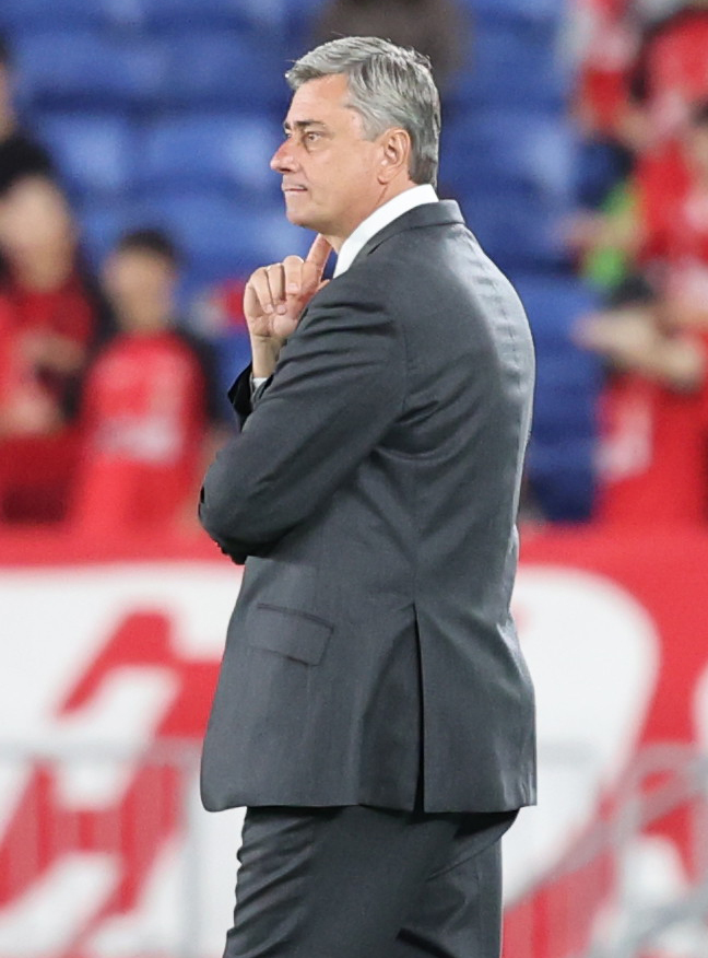 横浜対浦和　試合を見つめる浦和スコルジャ監督（撮影・野上伸悟）
