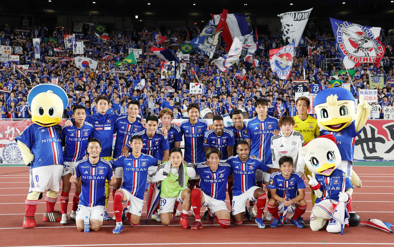 横浜対浦和　1－0で勝利しサポーターと記念撮影する横浜の選手たち（撮影・野上伸悟）