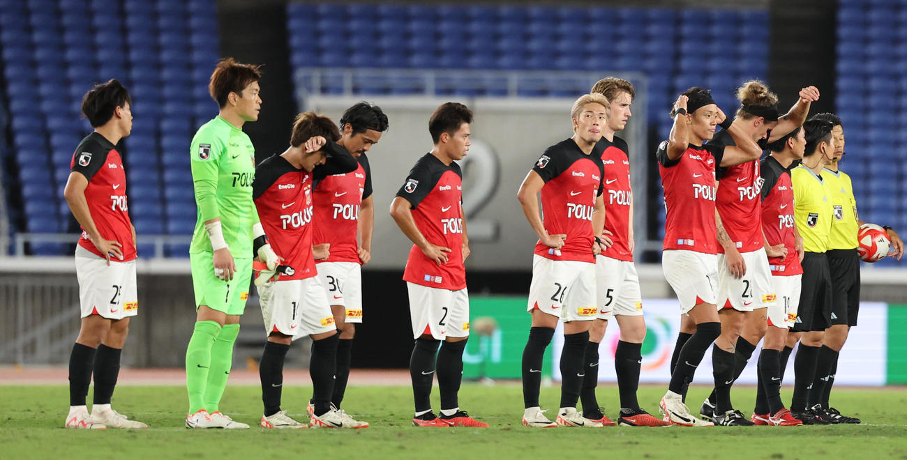 横浜対浦和　0－1で敗れぼう然とする浦和イレブン（撮影・野上伸悟）