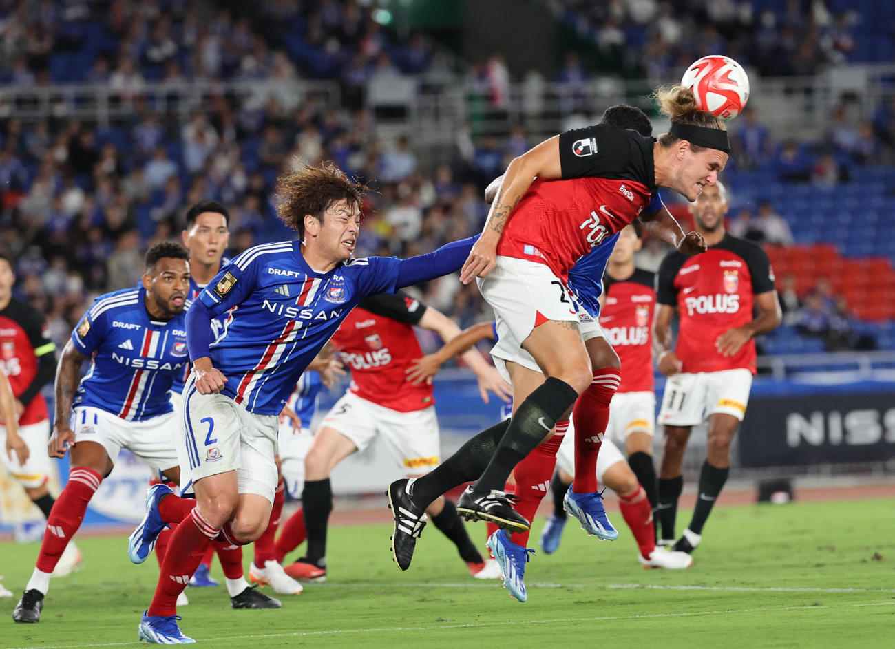 横浜対浦和　前半、競りあう浦和ショルツ（右）ら（撮影・野上伸悟）