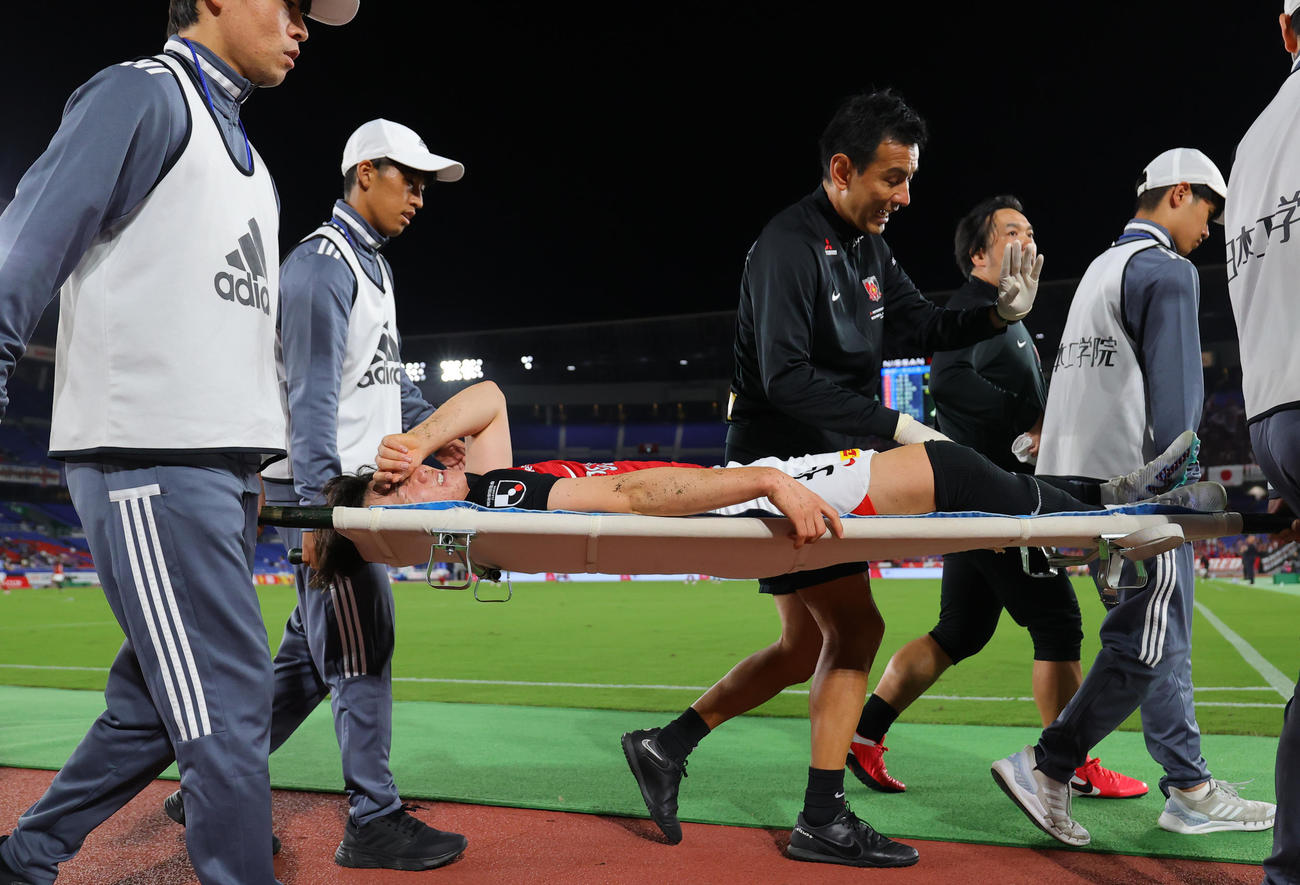 横浜対浦和　前半、負傷し担架で運ばれる浦和早川（撮影・野上伸悟）