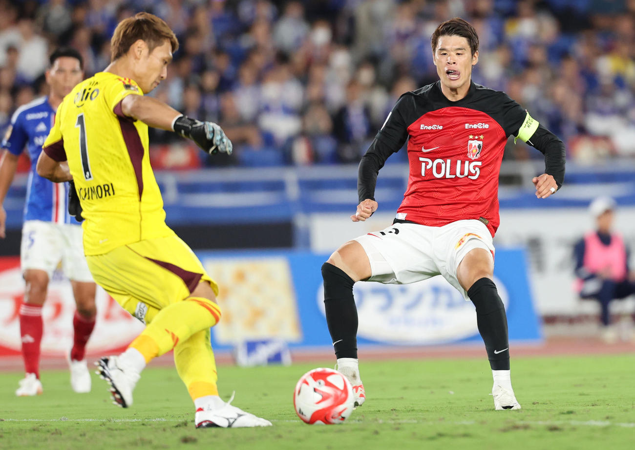 横浜対浦和　前半、横浜GK一森（左）にプレスをかける浦和酒井（撮影・野上伸悟）