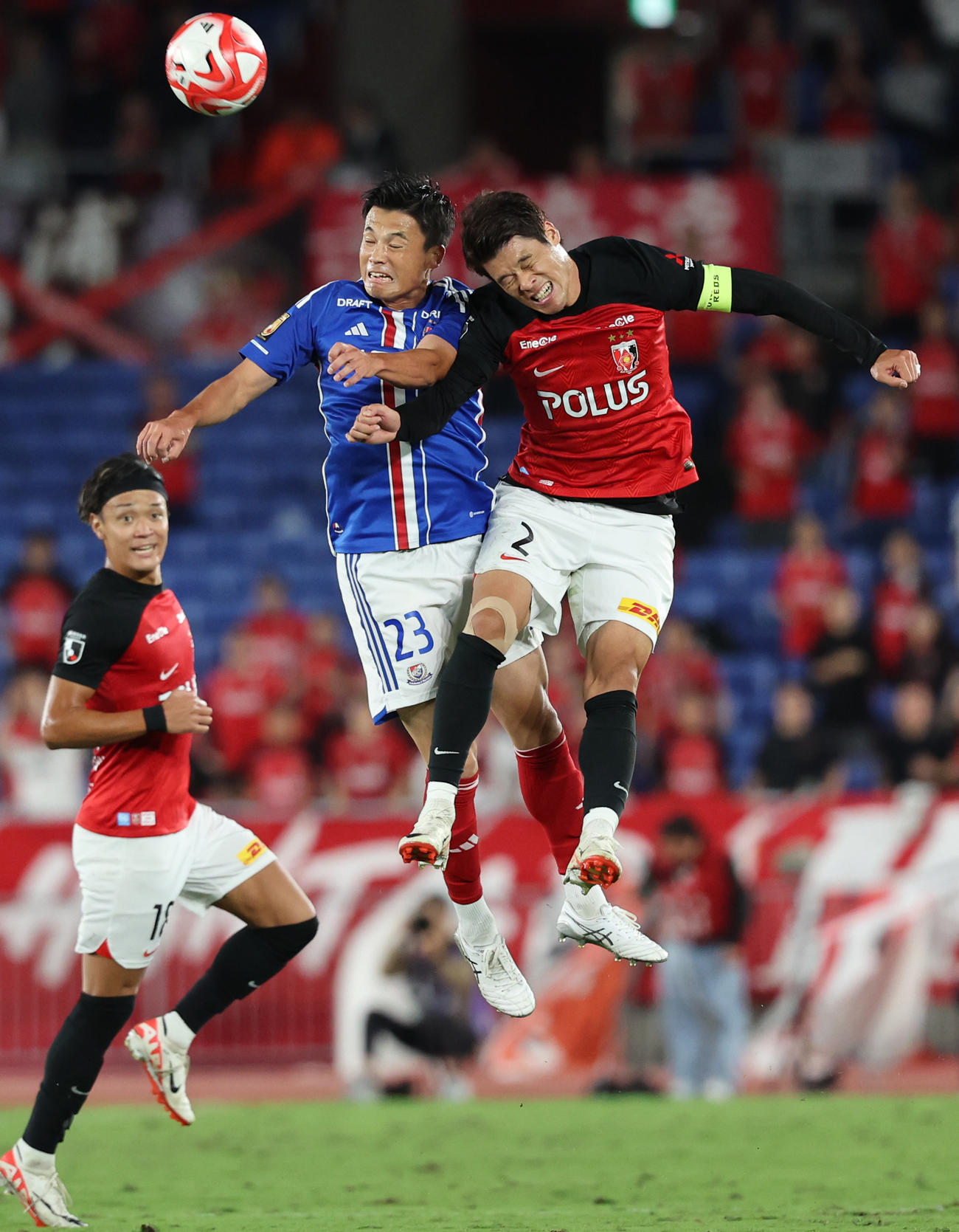 横浜対浦和　後半、競りあう横浜宮市（左）と浦和酒井（撮影・野上伸悟）