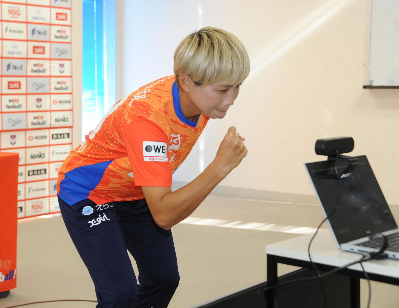 WEリーグカップ決勝直前オンライン合同会見後、モニター越しに広島・近賀に向かってガッツポーズを向ける新潟・川澄