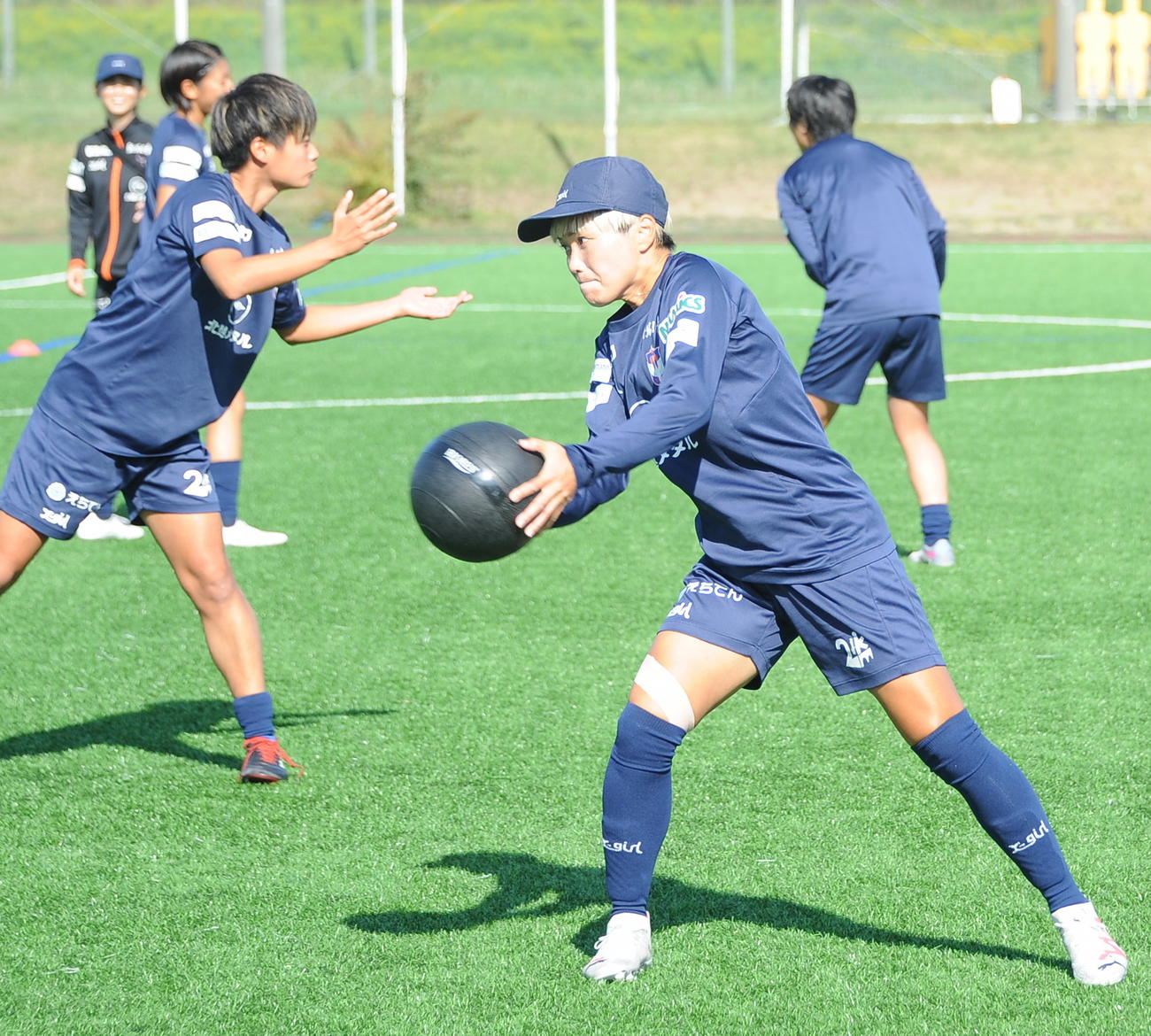 午前中の練習で体を動かす川澄