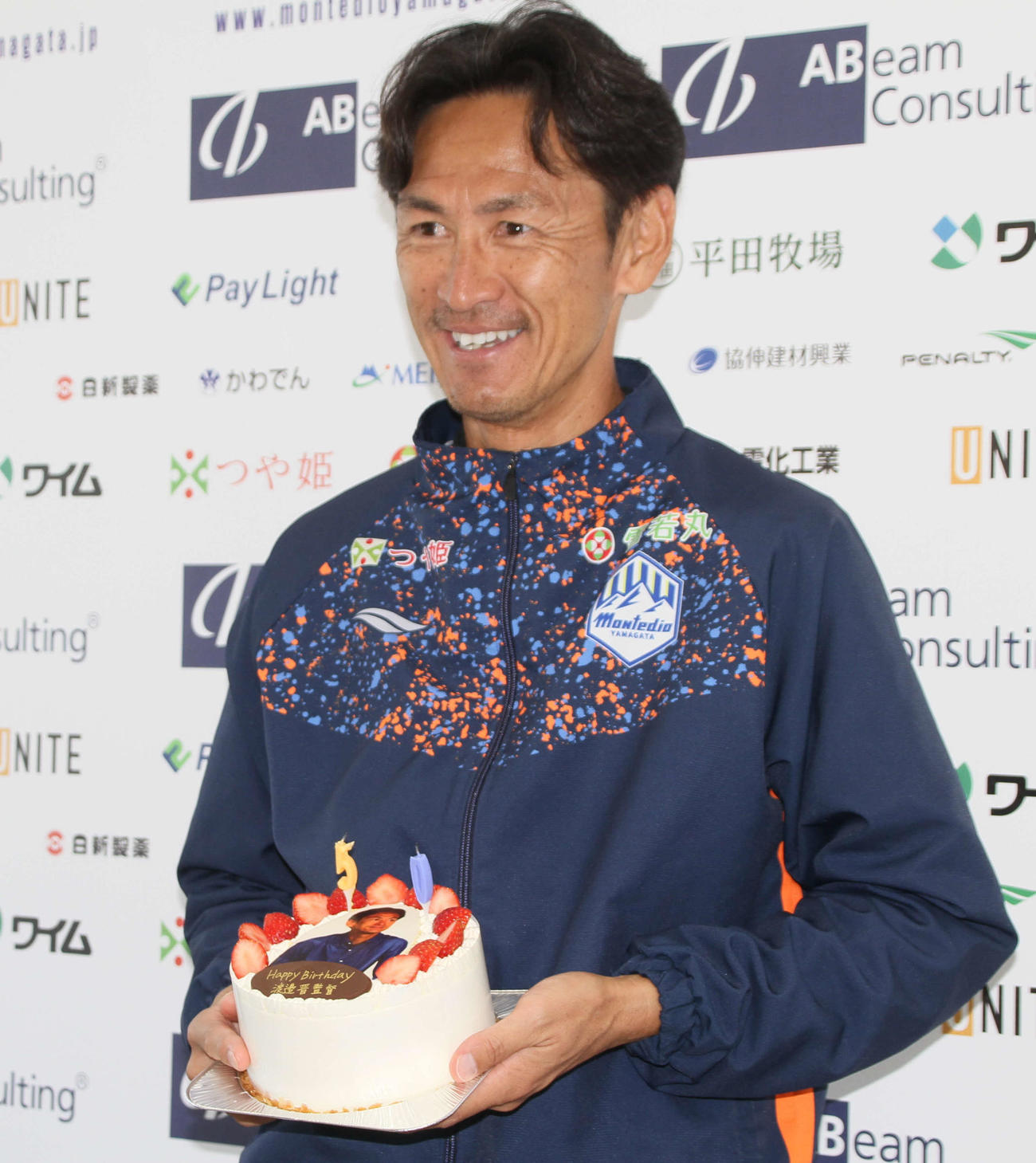 50歳の誕生日に笑顔を見せる渡辺監督