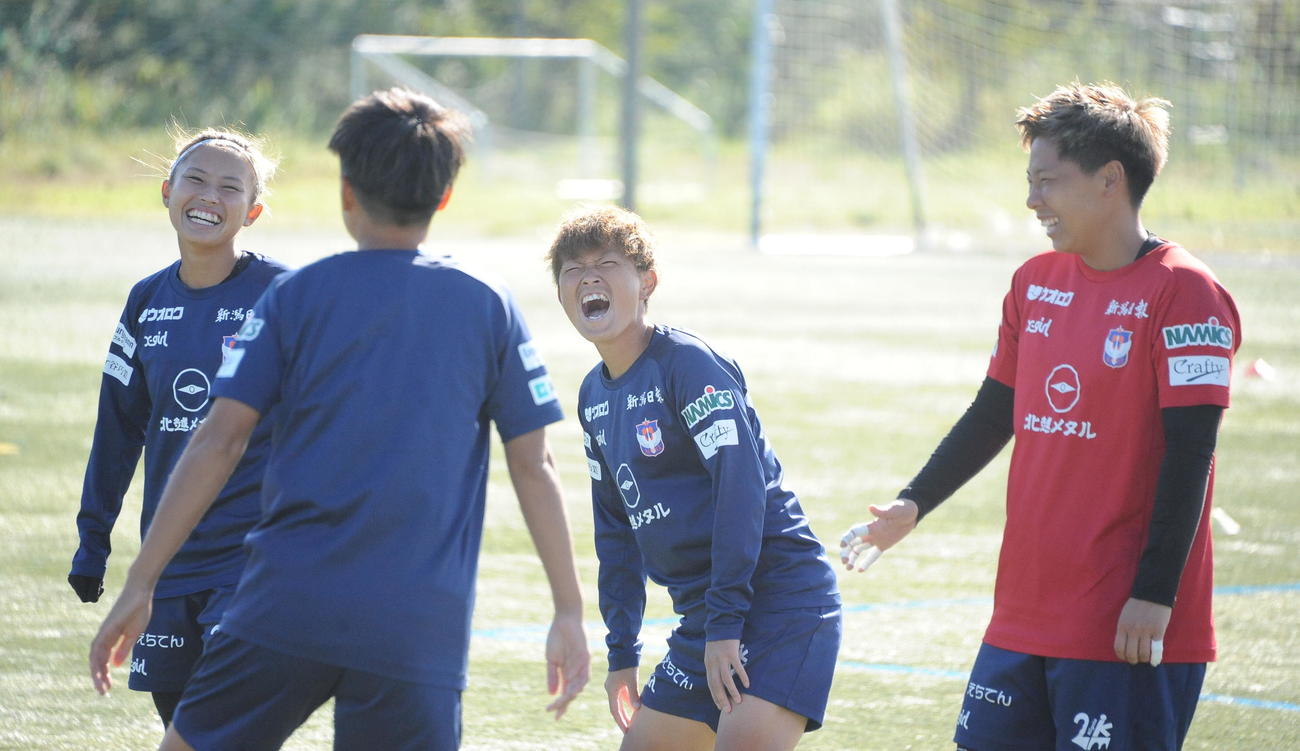 WEリーグカップ決勝の前日練習開始前、チームメートと談笑する上尾野辺（右から2人目）