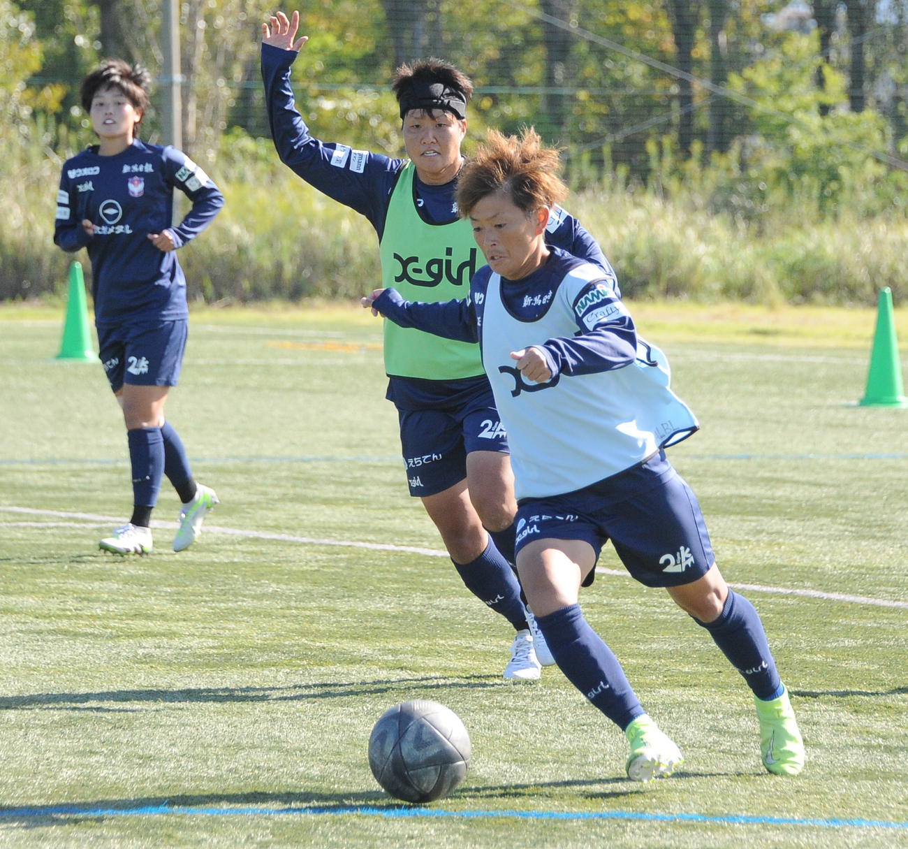 WEリーグカップ決勝の前日練習でパスを出す上尾野辺