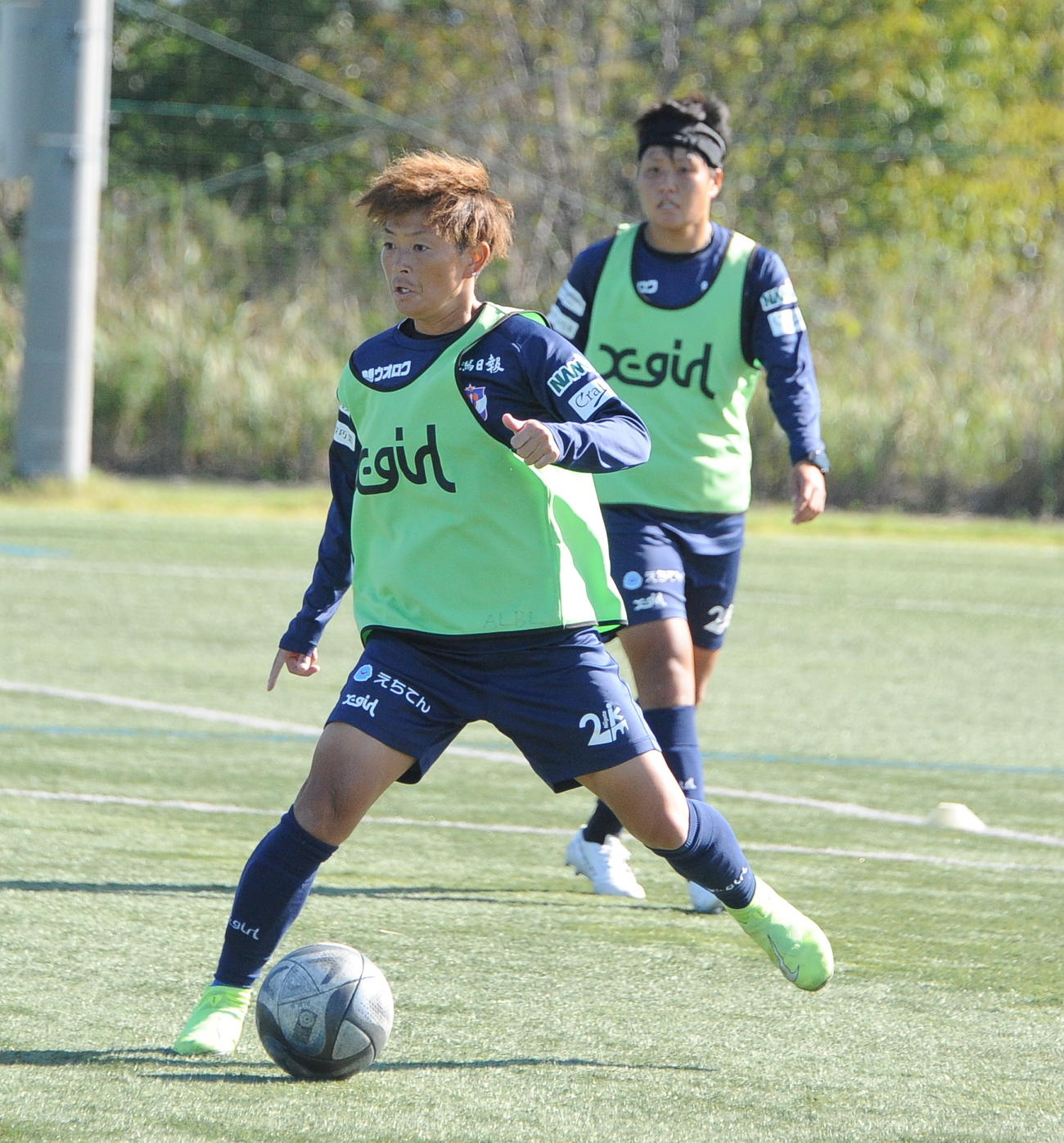 WEリーグカップ決勝の前日練習でパスを出す上尾野辺