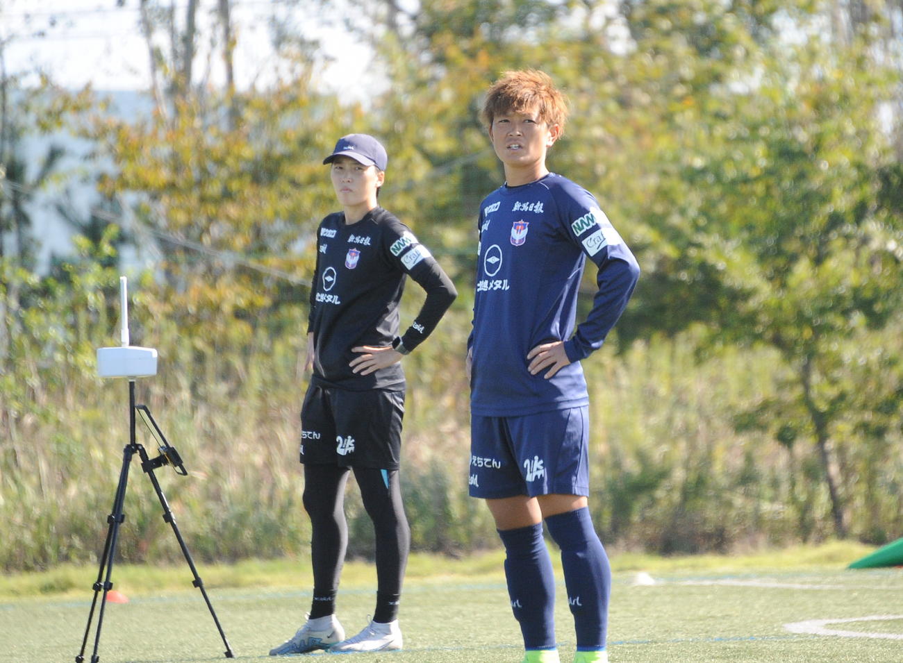WEリーグカップ決勝の前日練習でチームメートに声をかける上尾野辺