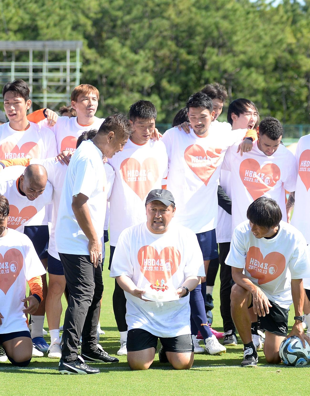 おそろいのTシャツを着て記念撮影する清水の秋葉監督