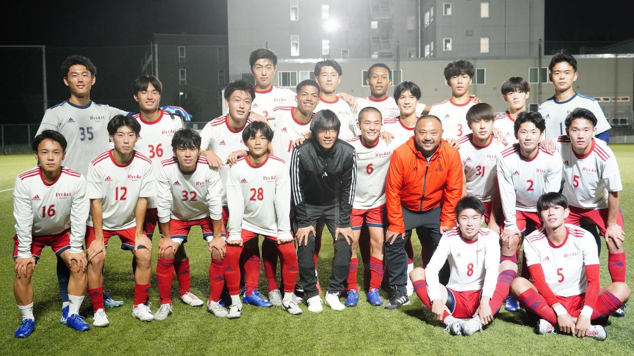 「アディダスフットボールレジェンドクリニック」を行った中村俊輔（前列左から5人目）と流通経済大付属柏の選手たち（撮影・佐藤成）