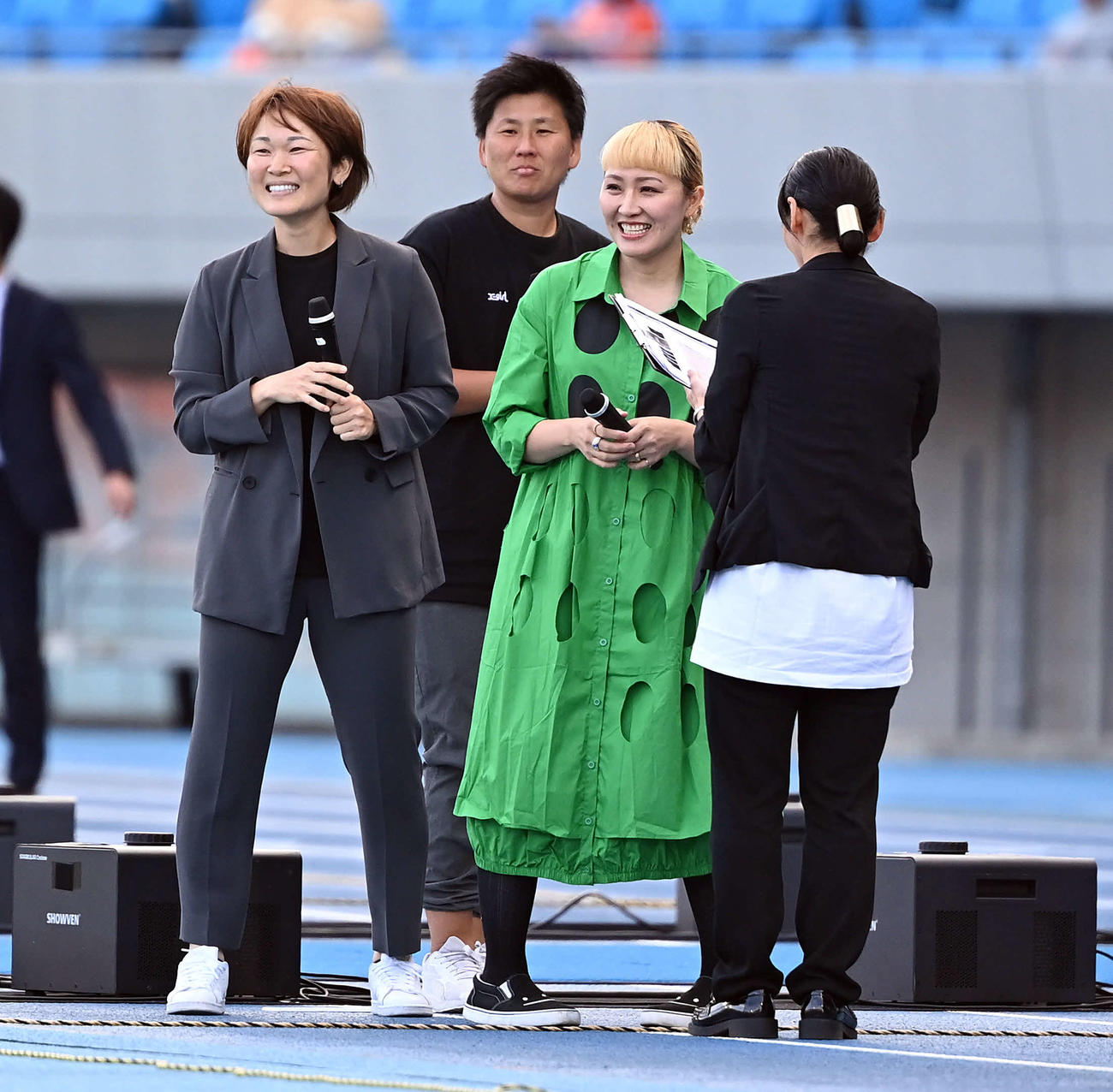 広島対新潟　スペシャルゲストの（右から）丸山桂里奈、海堀あゆみさん、阪口夢穂さん（撮影・たえ見朱実）