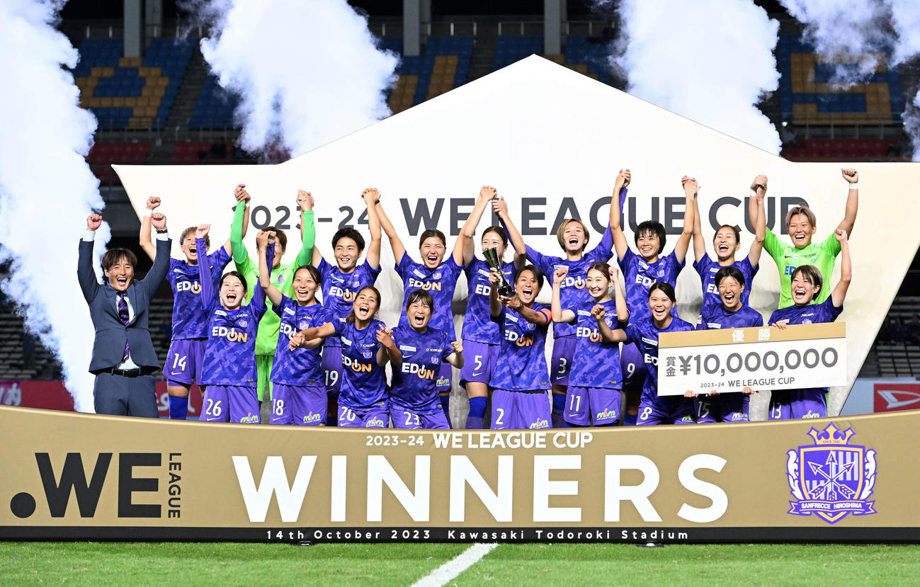 広島対新潟　優勝を飾り笑顔を見せる広島の選手たち（撮影・たえ見朱実）