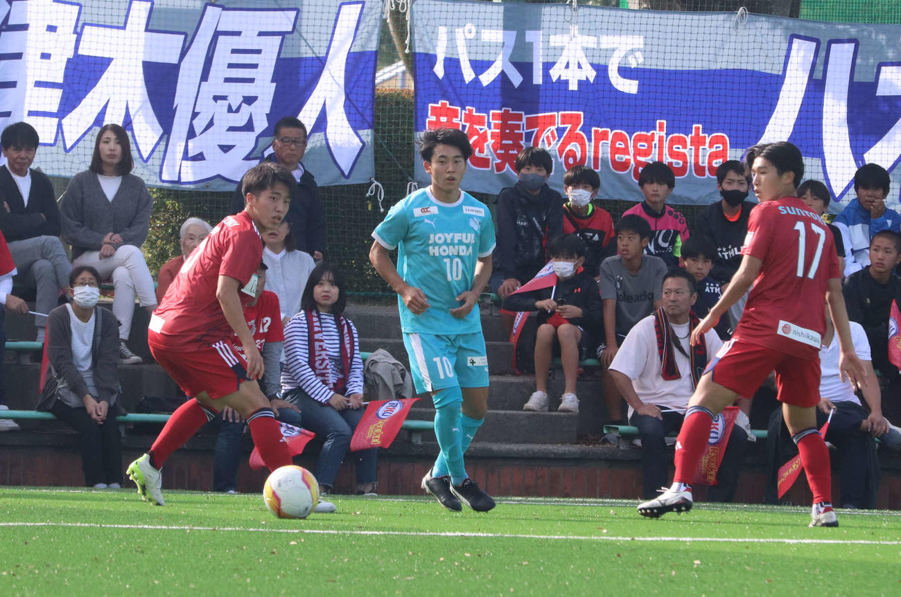 アジア大会を終え、後半23分までプレーした筑波大MF角昂志郎（中央）