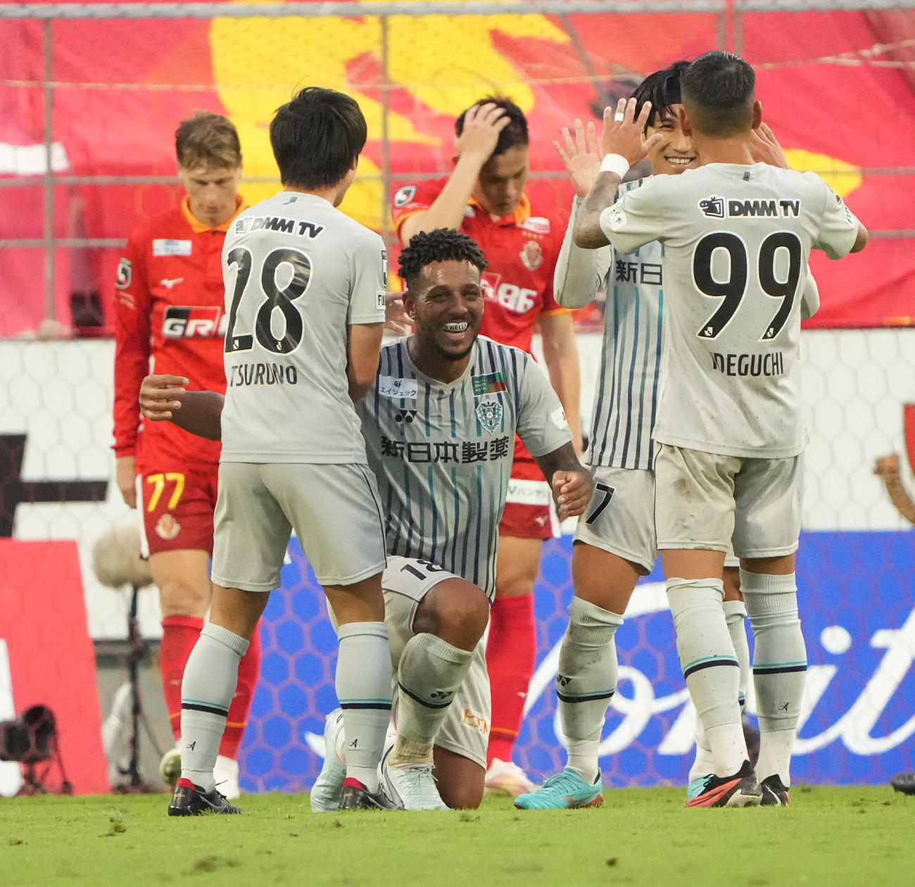 名古屋対福岡　試合終了、名古屋に勝利し喜ぶ福岡ウェリントン（中央）ら福岡イレブン（撮影・森本幸一）