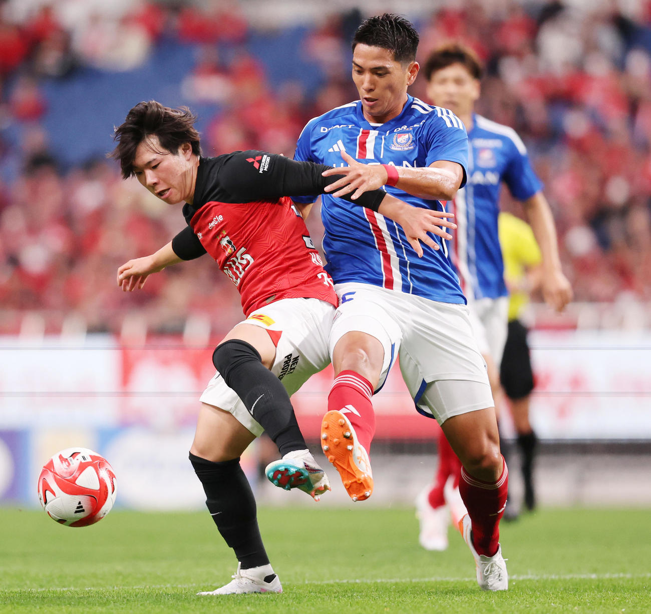 浦和対横浜　前半、競りあう浦和早川（左）と横浜上島（撮影・野上伸悟）