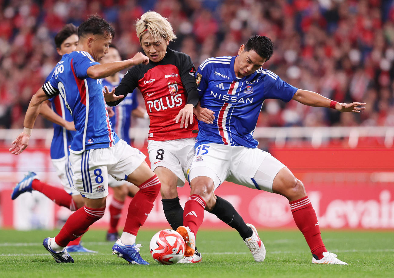 浦和対横浜　前半、競りあう左から横浜喜田、浦和小泉、横浜上島（撮影・野上伸悟）