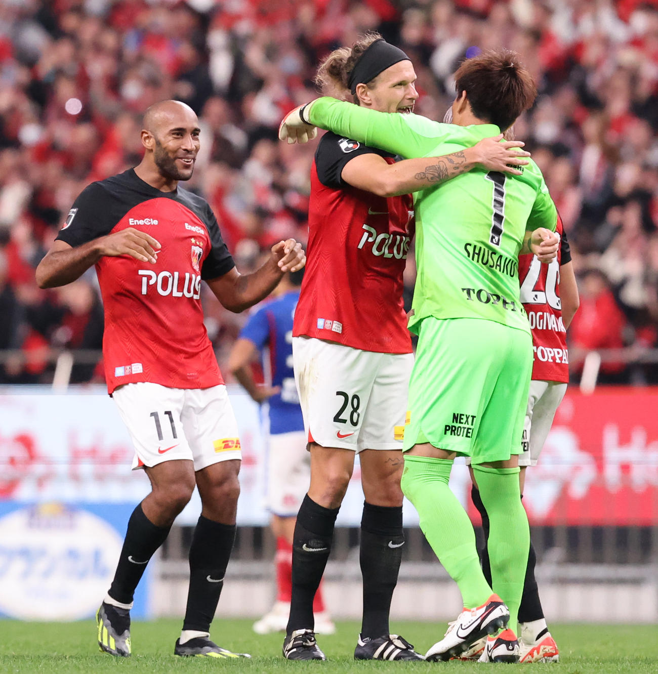 浦和対横浜　決勝進出を決め喜ぶ左から浦和カンテ、ショルツ、西川（撮影・野上伸悟）