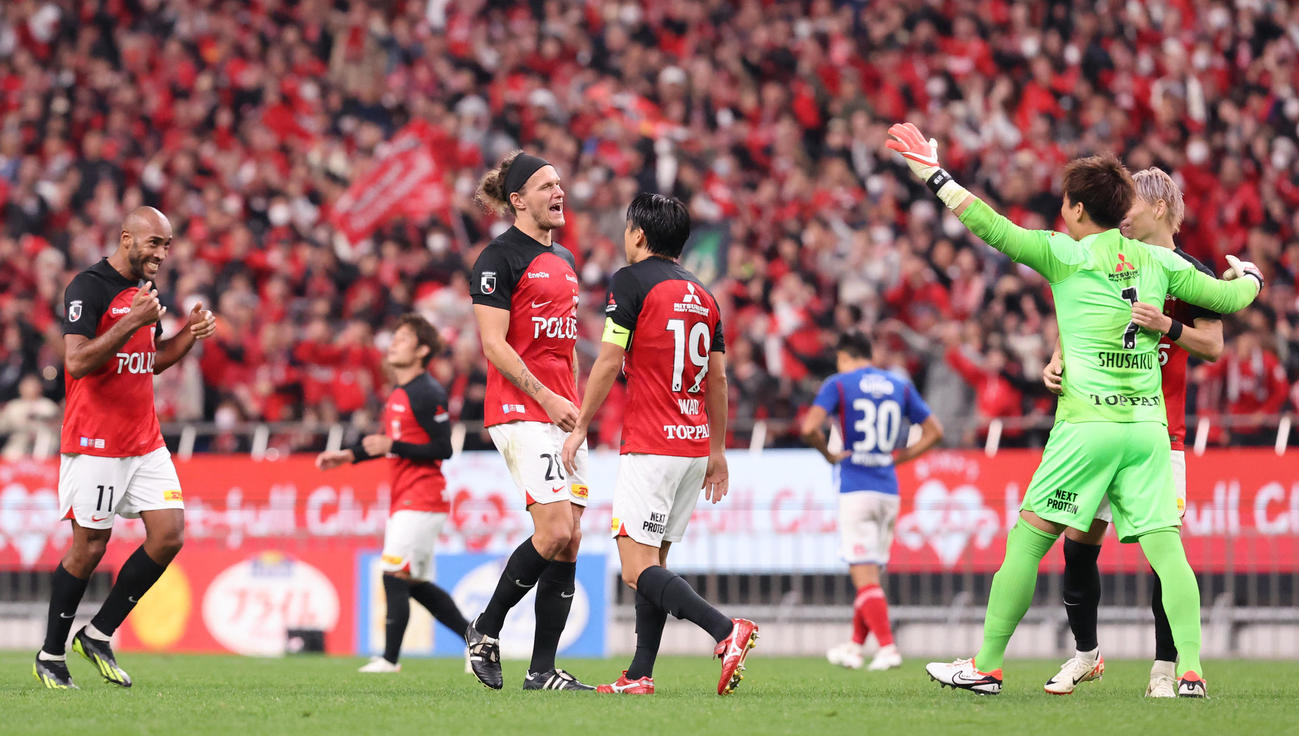 浦和対横浜　決勝進出を決め喜ぶ左から浦和カンテ、ショルツ、西川ら（撮影・野上伸悟）