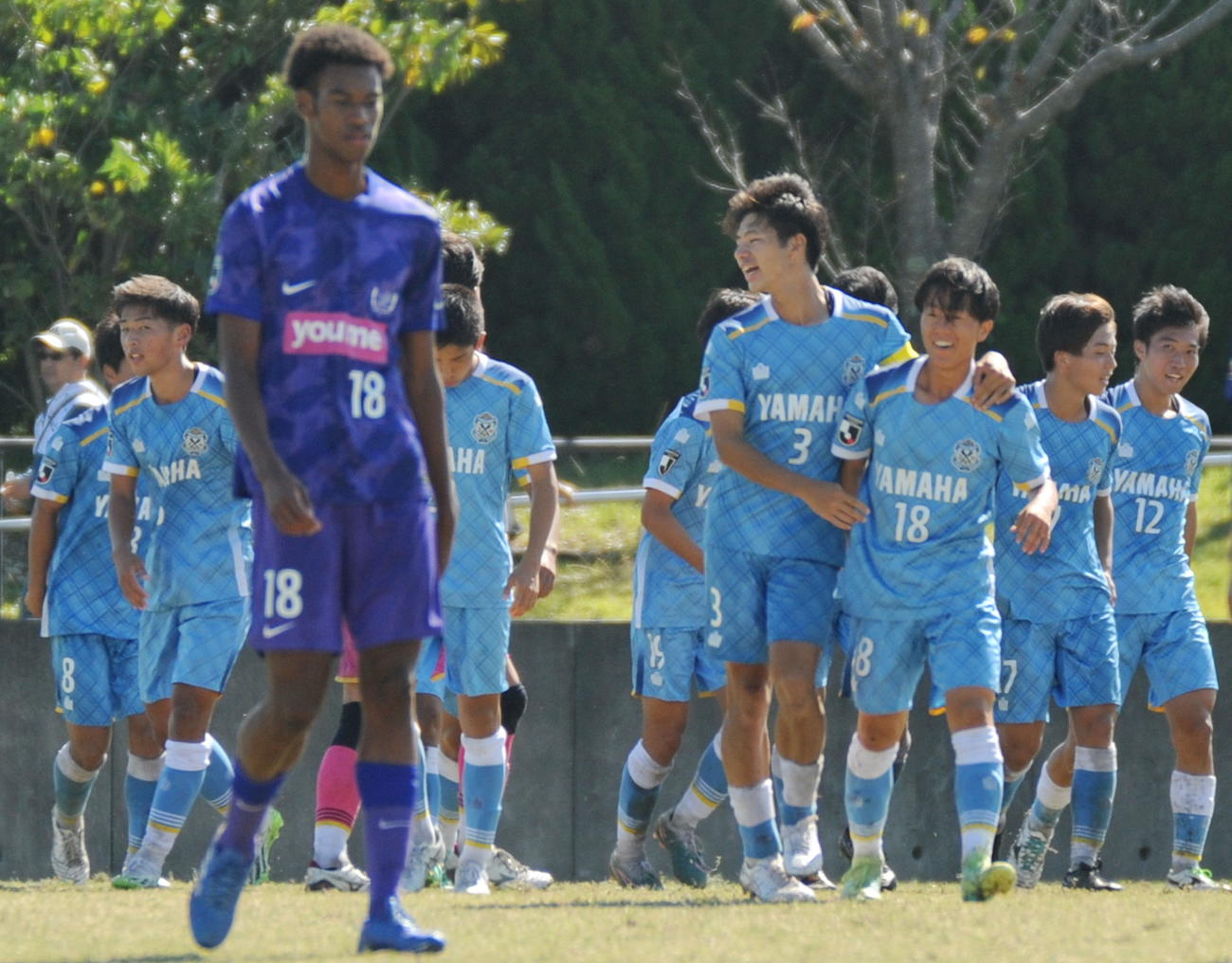 試合が終わり、笑顔で整列に向かう磐田U－18イレブン（奥）