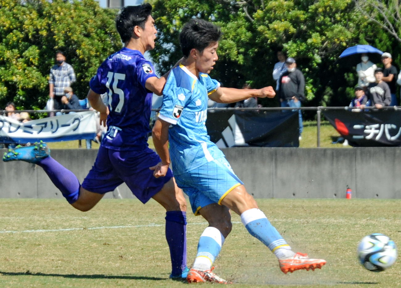 前半30分、チーム2点目のゴールを決める磐田U－18・FW山本（右）　　