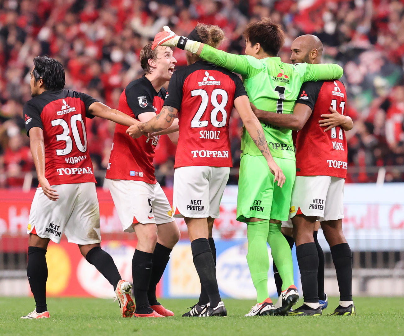 浦和対横浜　決勝進出を決め喜ぶ浦和ホイブラーテン（左から2人目）ら（撮影・野上伸悟）