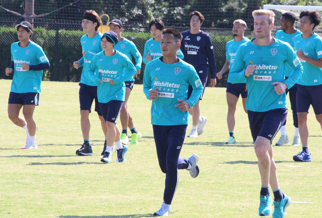 練習でランニングする福岡の選手たち（撮影・菊川光一）