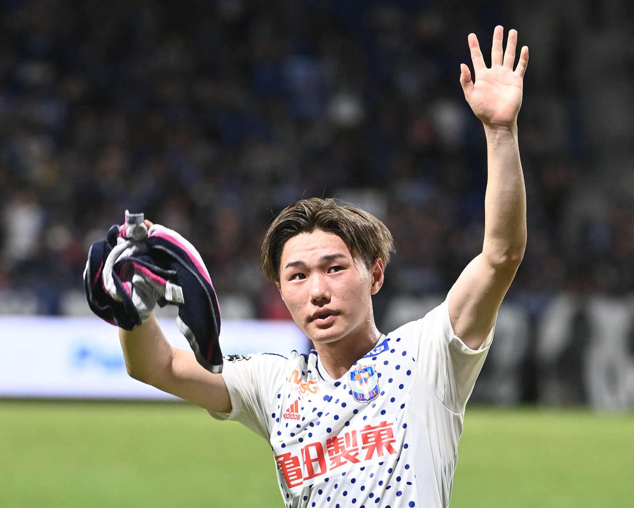G大阪戦の試合後、ファンに手を振る新潟・三戸（2023年9月17日撮影）