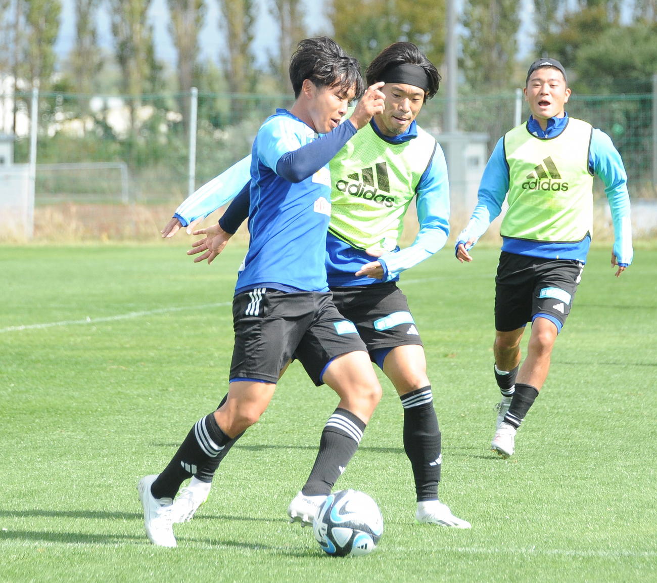 ミニゲームで長谷川に体をぶつけながらボールをキープする藤原（左）（17日撮影）