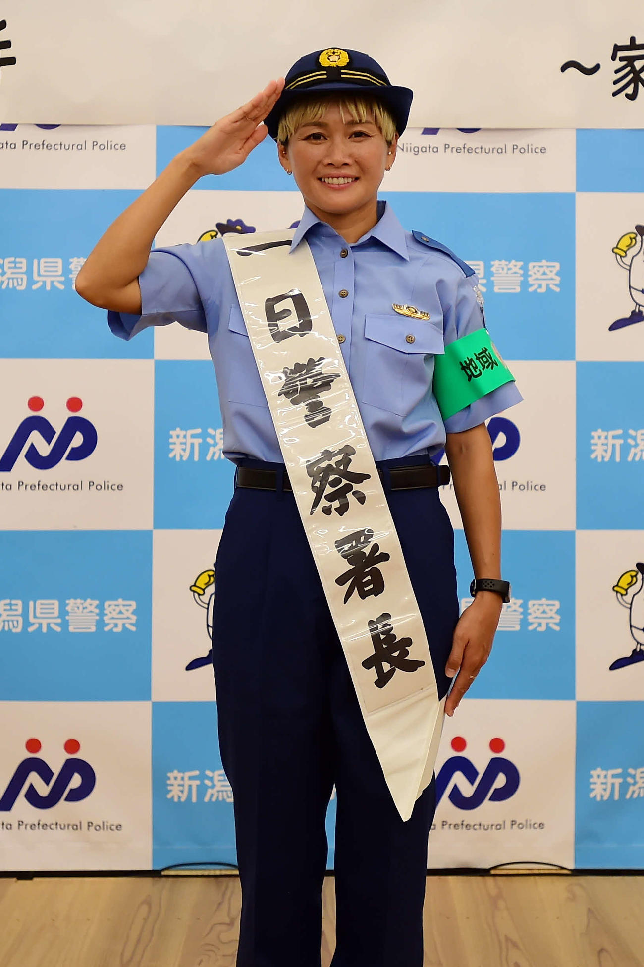 新潟県秋葉警察署の一日署長に就任した新潟レディース川澄