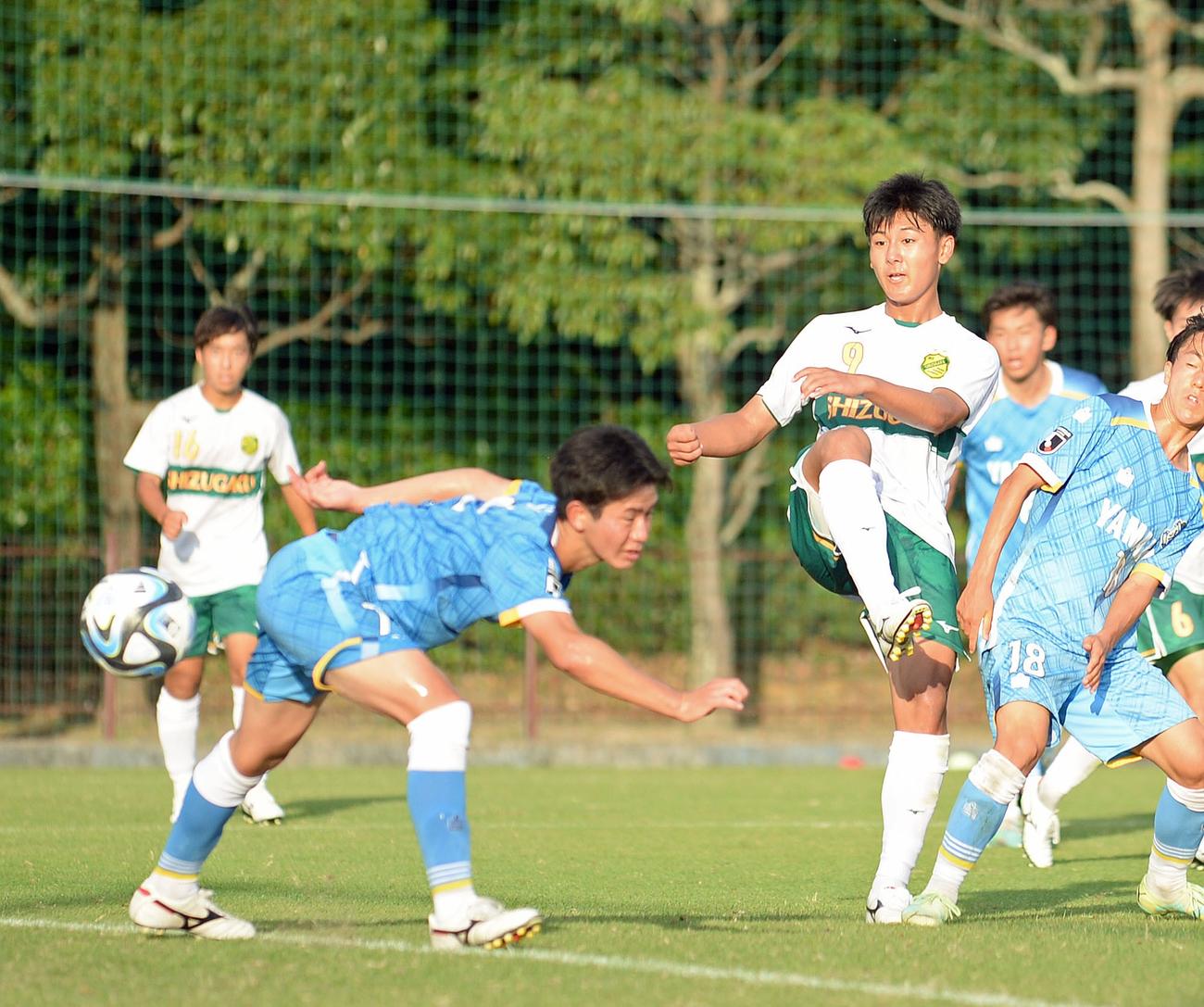 川崎F入りが内定した静岡学園FW神田（左から3人目）