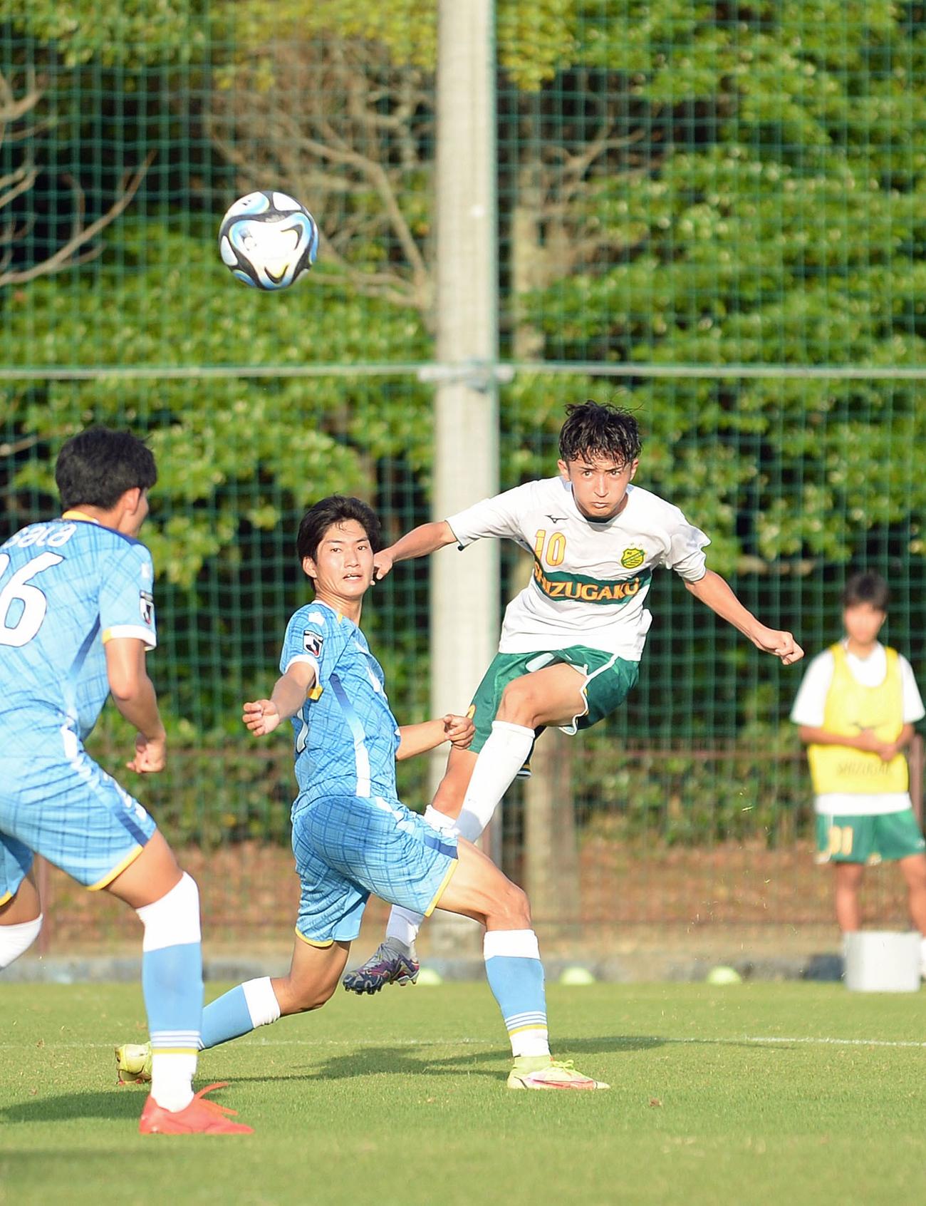 徳島入りが内定した静岡学園MF高田（右）