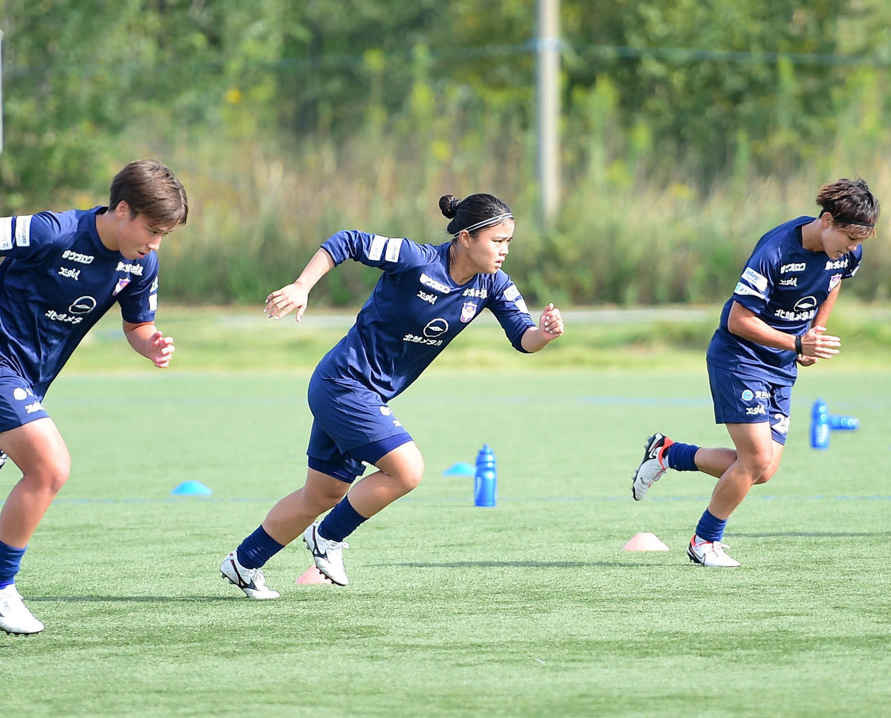 トレーニングで汗を流す新潟山本（中央）