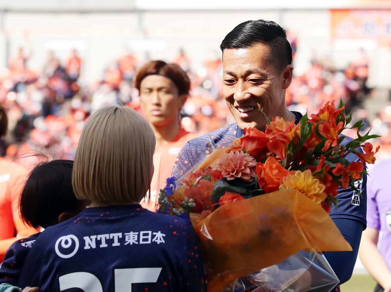 Jリーグ通算650試合出場の大宮GK南は家族から花束を贈られ笑顔を見せる（2022年3月5日撮影）