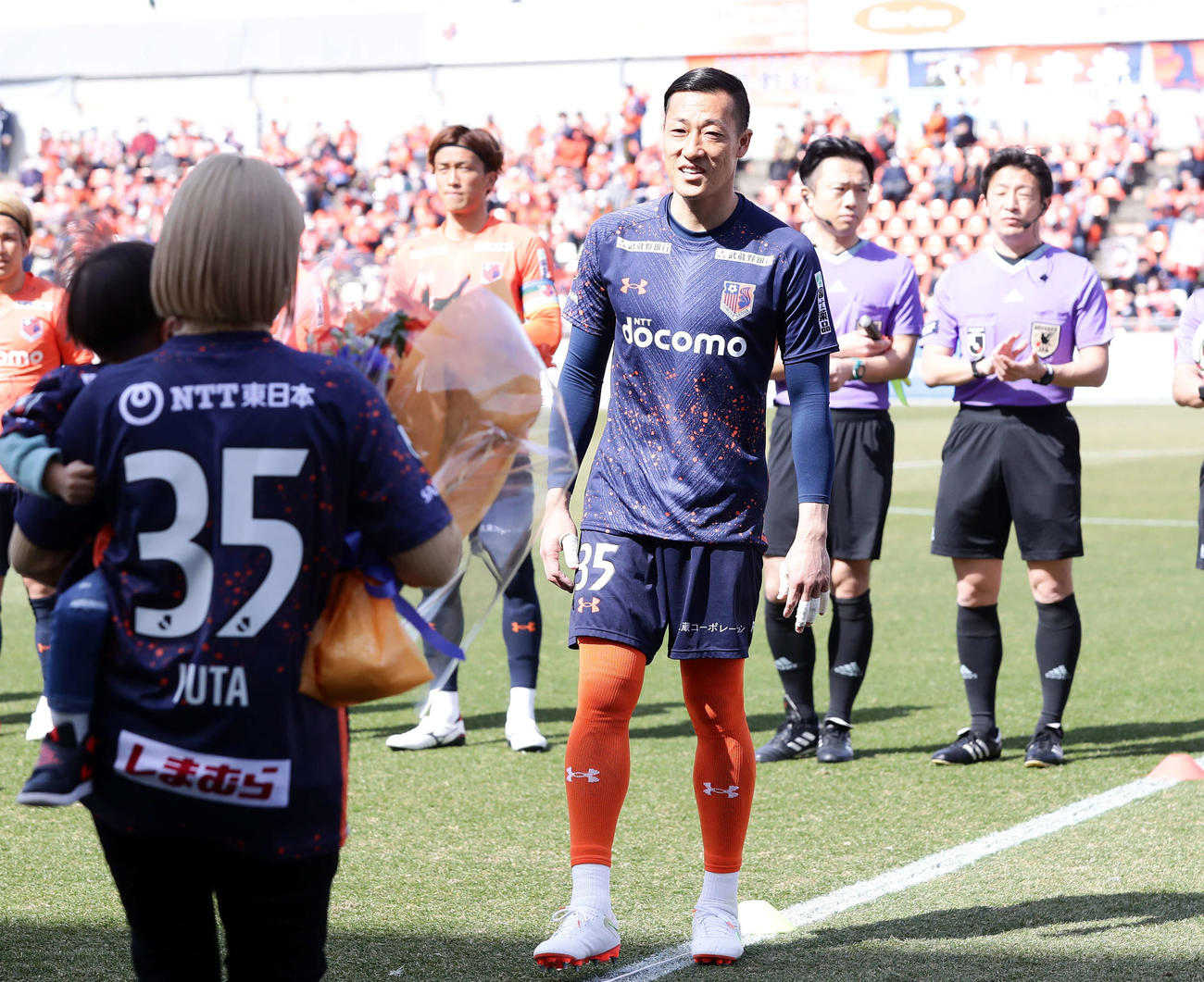 Jリーグ通算650試合出場の大宮GK南は家族から花束を贈られ笑顔を見せる（2022年3月5日撮影）