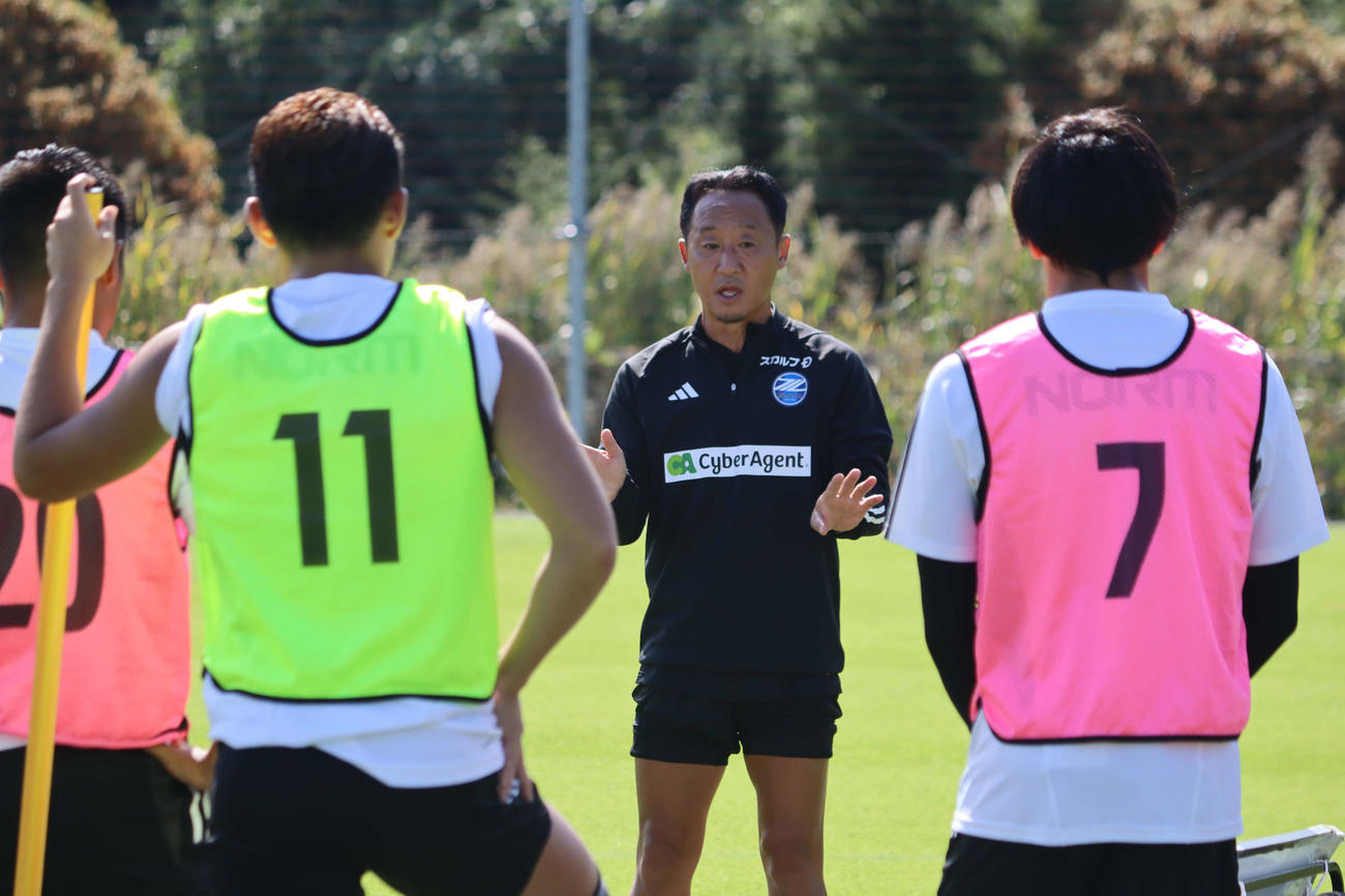 選手に指示を出すJ2町田の黒田監督（C）FCMZ