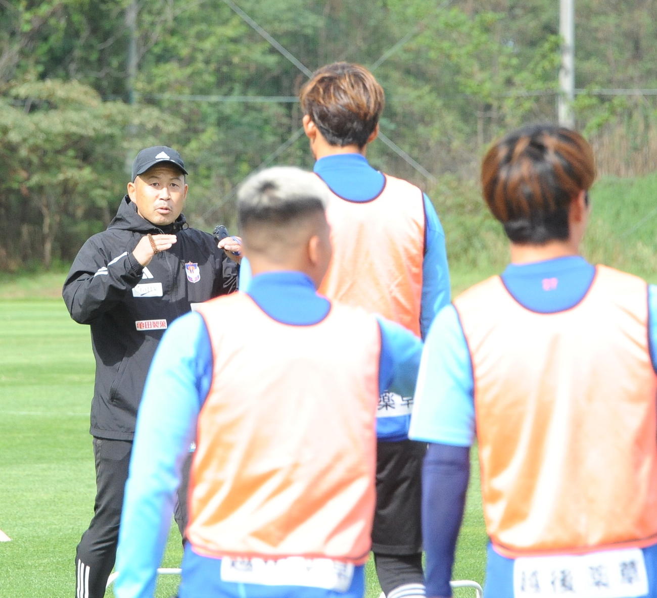 練習中にトレーニング指導する安野フィジカルコーチ（左）