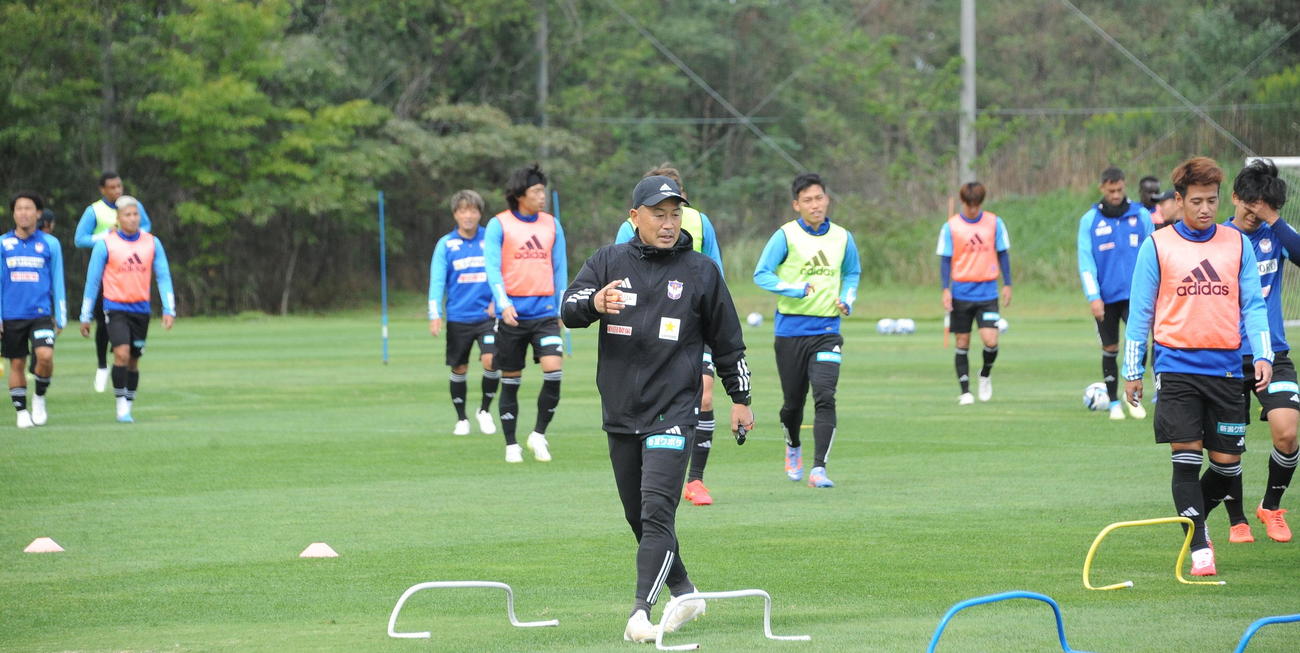 トレーニング指導する安野フィジカルコーチ（中央）