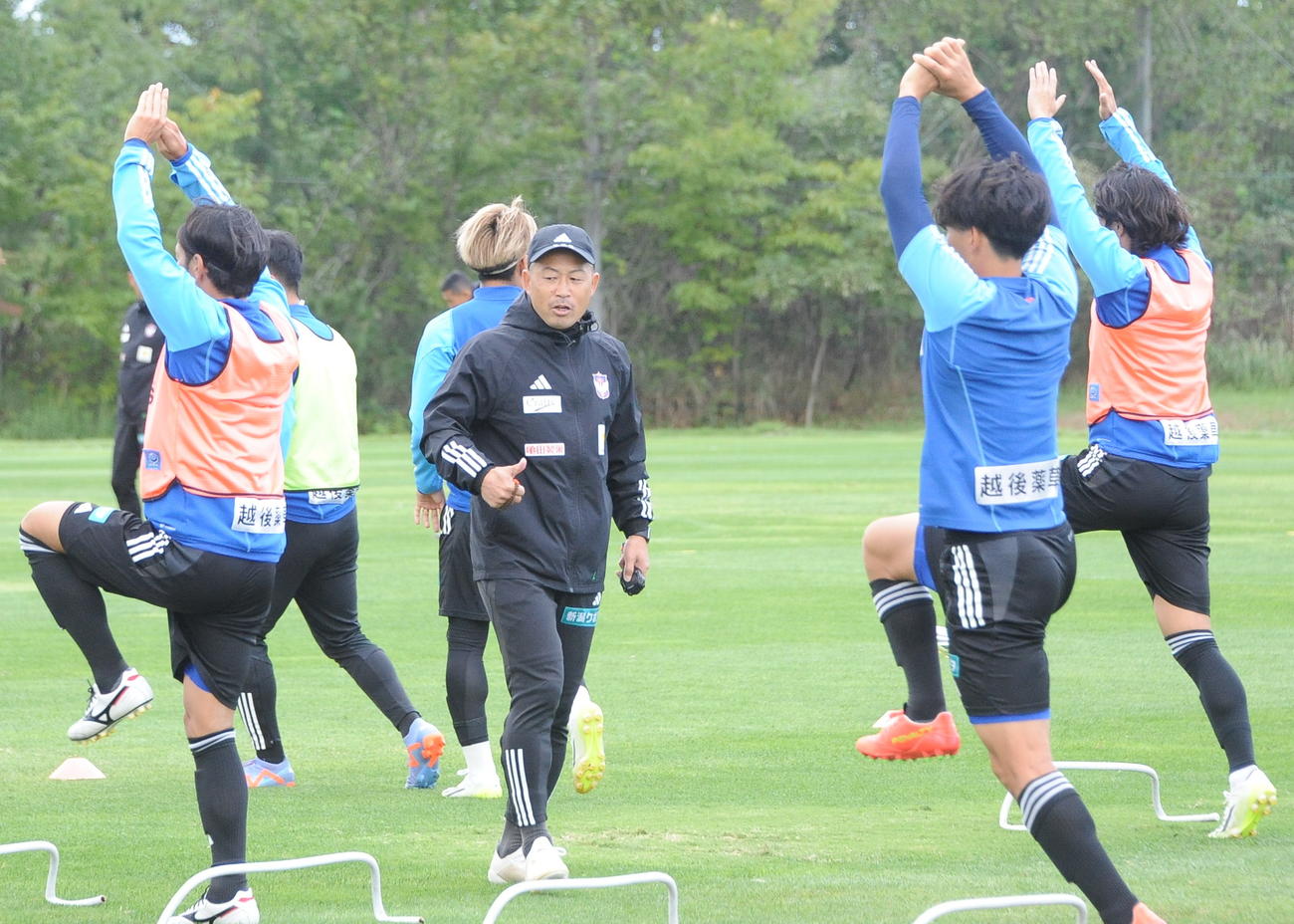 練習中にトレーニング指導する安野フィジカルコーチ（中央）