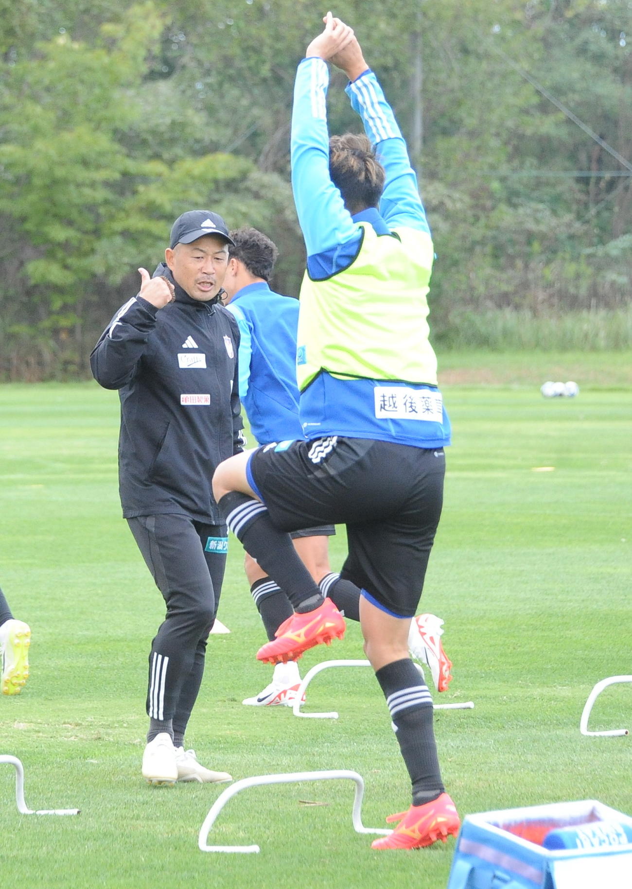 練習中にトレーニング指導する安野フィジカルコーチ（左）