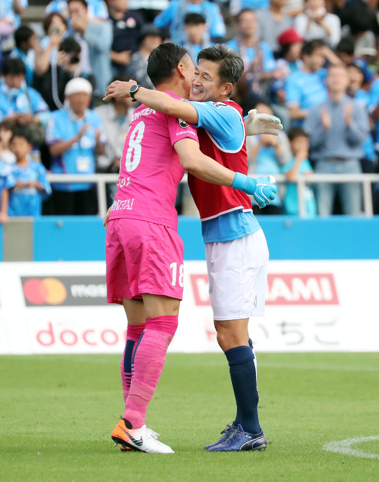 横浜FC対柏　柏に勝ち横浜FC・カズ（右）と抱き合うGK南（2019年10月6日）