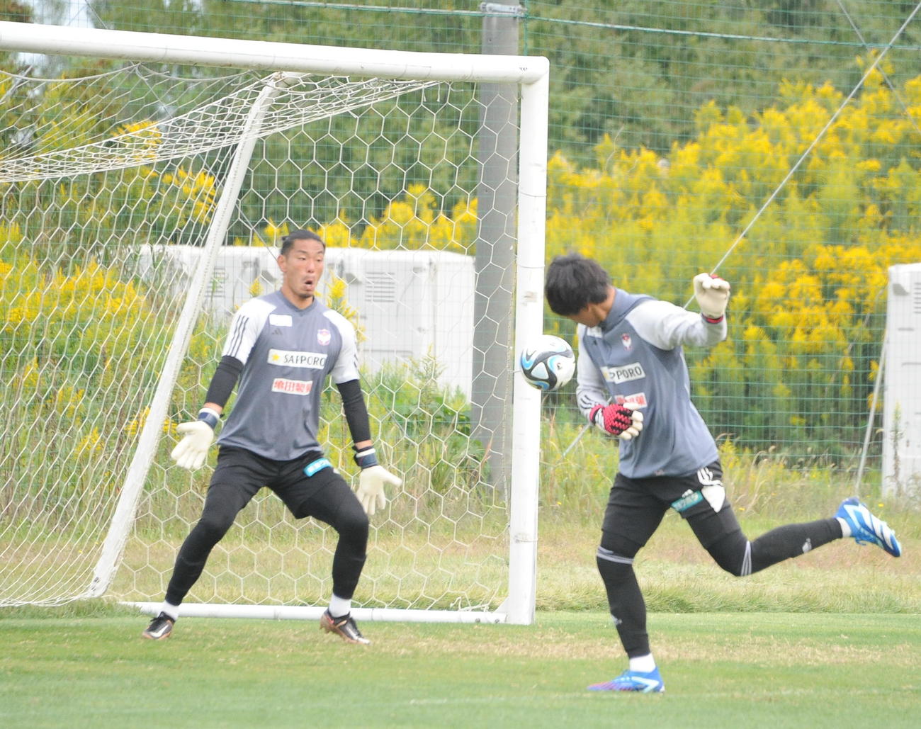 鳥栖戦の前日、GK練習でクロスを頭で合わせてゴールネットを揺らした小島（右）