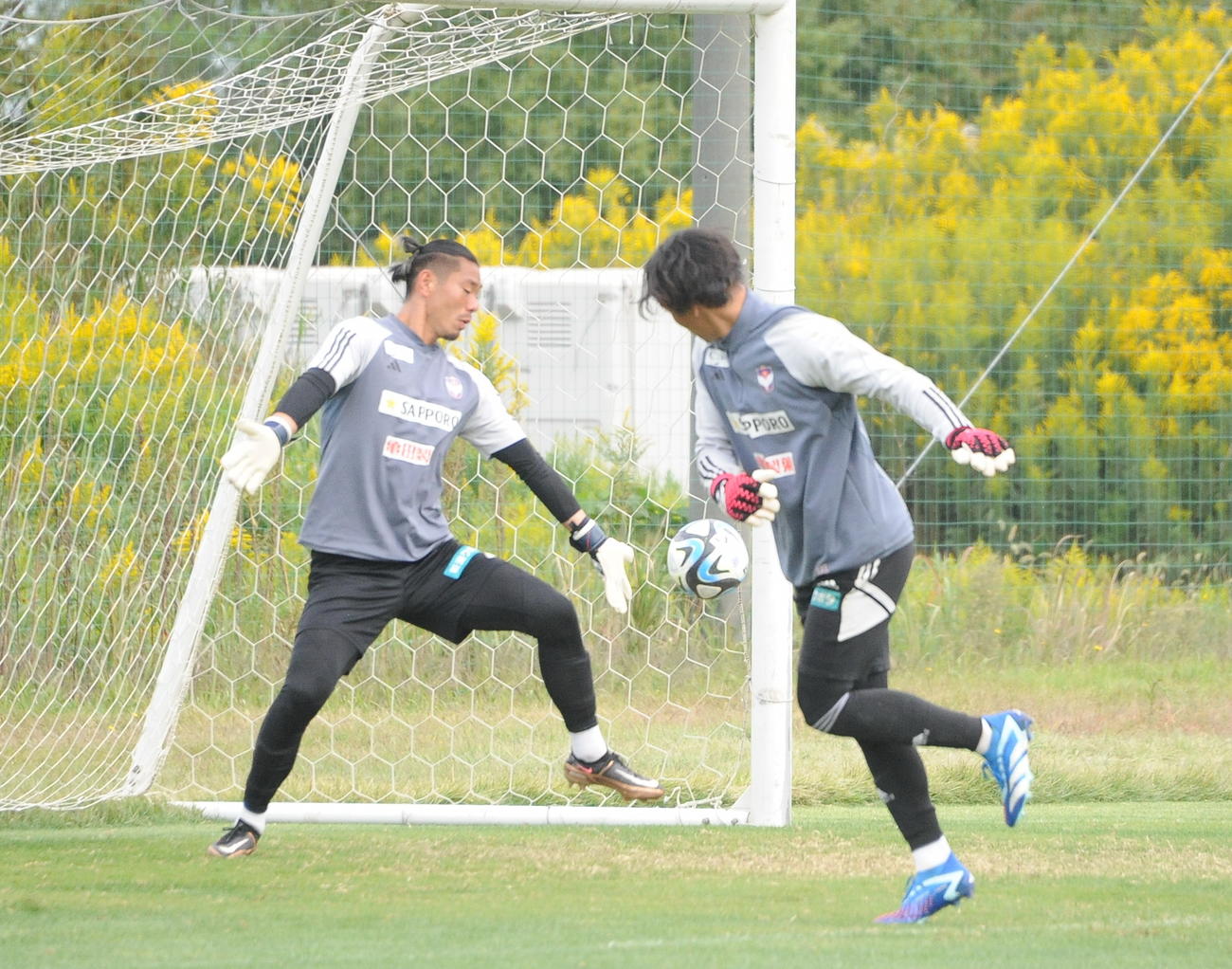 鳥栖戦の前日、GK練習でクロスを頭で合わせてゴールネットを揺らした小島（右）