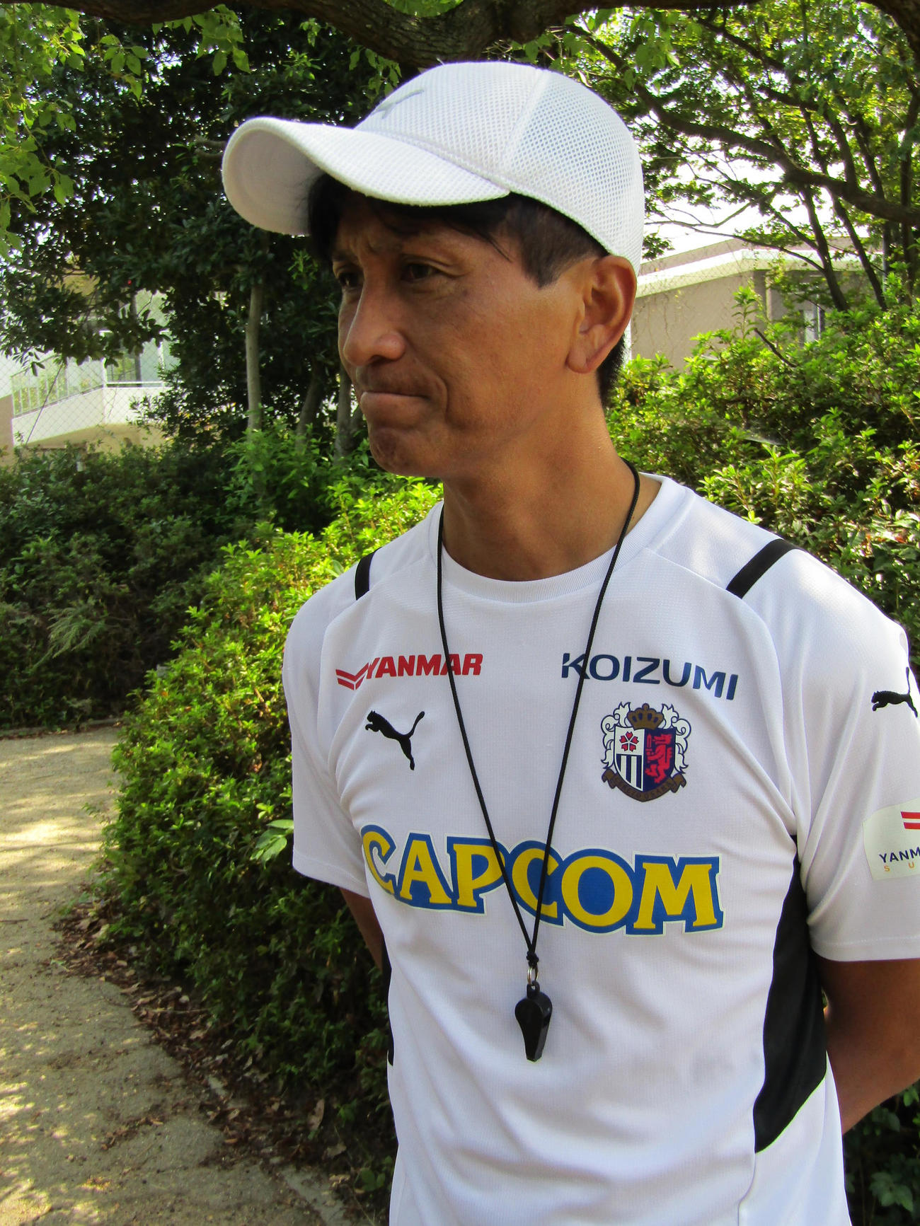 11日の練習後、取材に応じるC大阪小菊監督