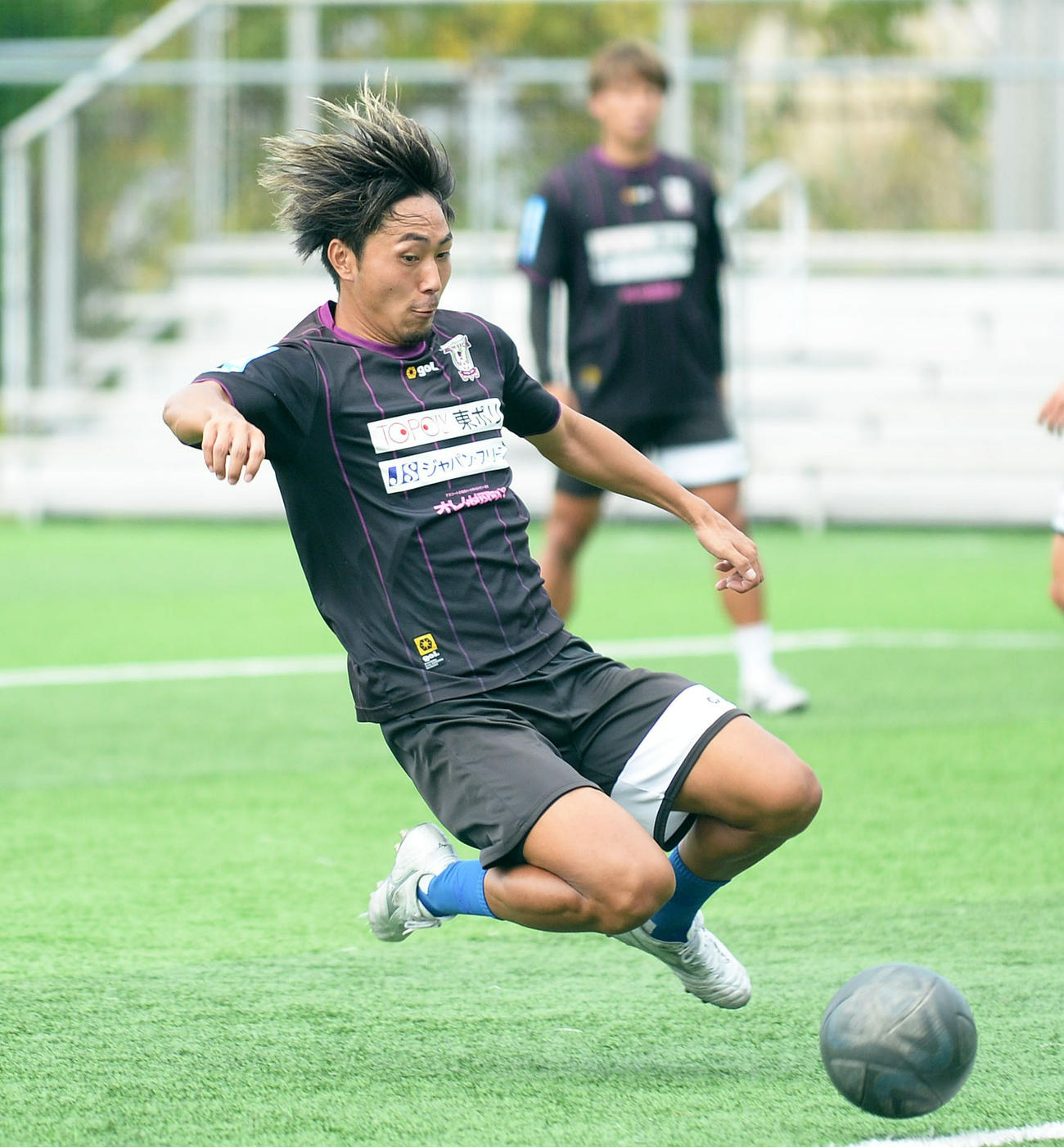 シュート練習でクロスに飛び込む藤枝中川風希